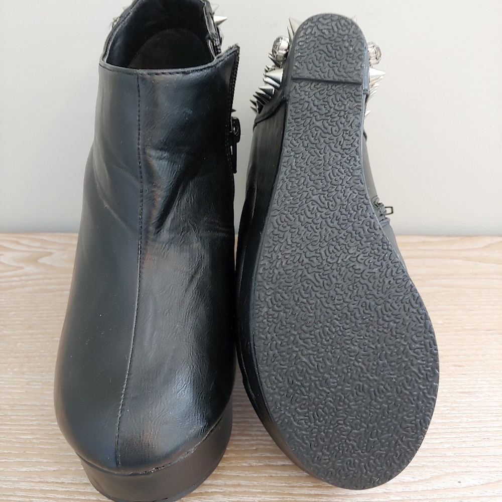 Shoes - Picture 2 of 3